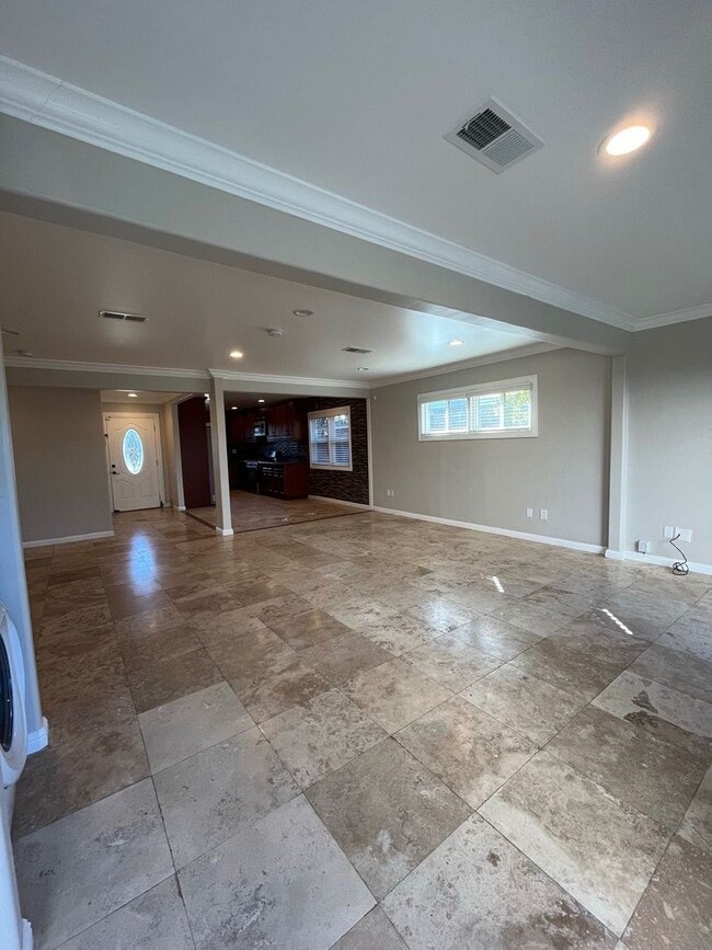 Building Photo - 4BD 2BR, Separate Backyard