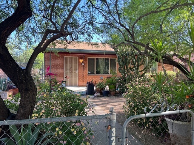 Building Photo - 4 Bed. 2 Ba. Home in Historic Dist. Minutes from the U of A, Downtown & 4th Ave. Bus. District
