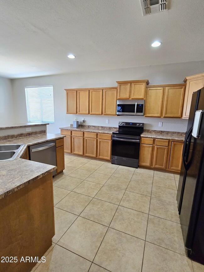 Building Photo - 18014 W Carmen Dr