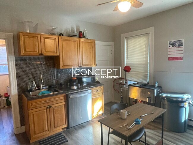 Building Photo - 65 Hillside St