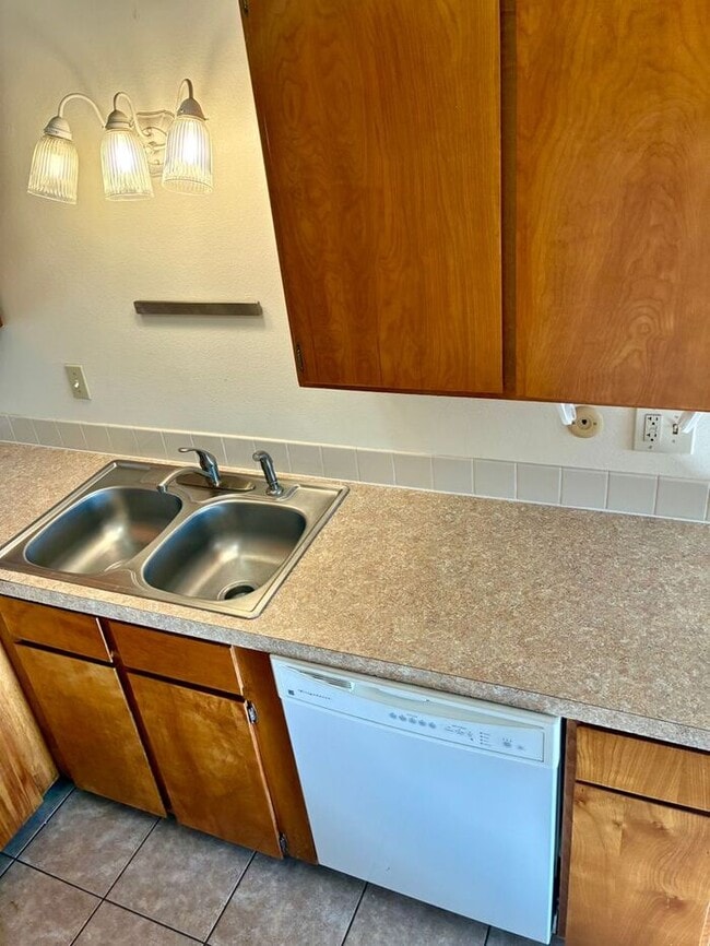 Building Photo - Great 2 bed 1 bath within 1 mile of CSU!