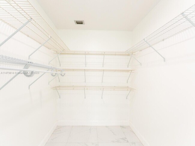 Building Photo - 741 E Plantation Cir