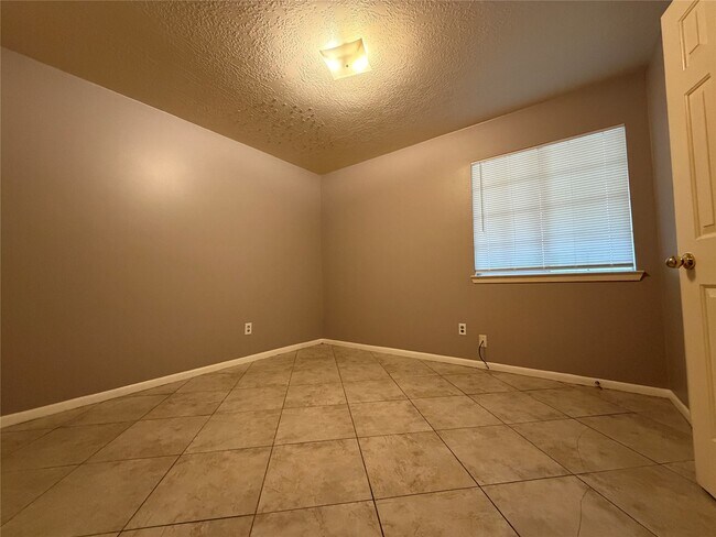 Building Photo - 19730 Cozy Cabbin Dr