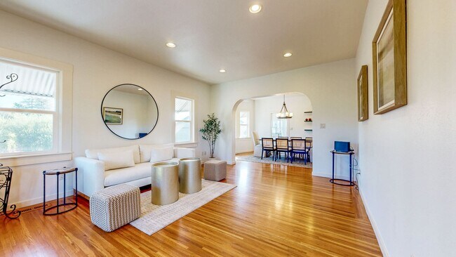 Building Photo - Charming 2 bedroom 1.5 bath plus office ho...