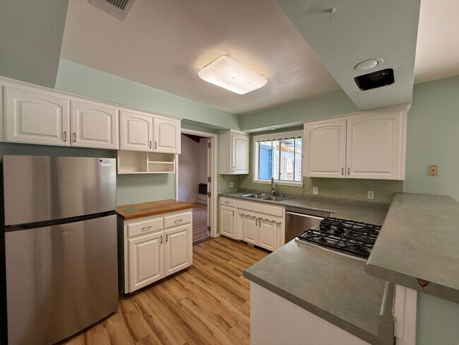 Building Photo - Large Ranch-Style Home in Vista