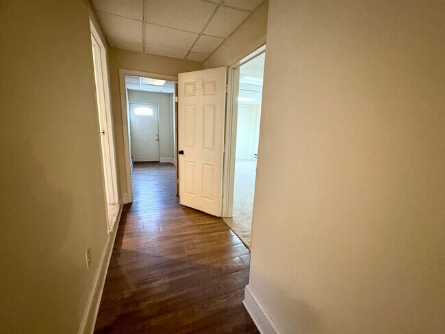 Building Photo - 1325 W Poplar St