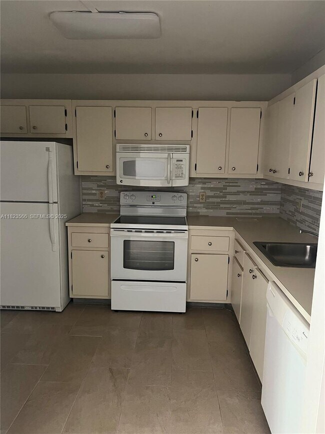 Building Photo - 1901 Bermuda Cir