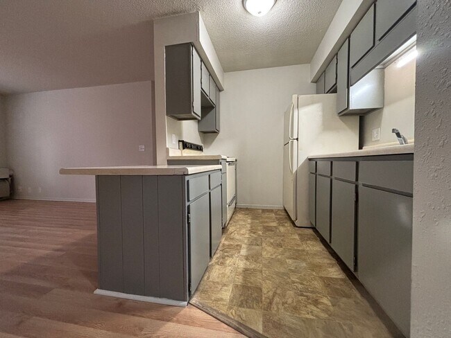 Building Photo - Renovated 1 Bedroom, 1 Bath Apartment at the Brookside Apartments!