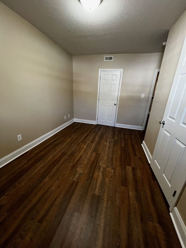 Building Photo - 2 Bedroom / 1 Bath  Johnson City, TN