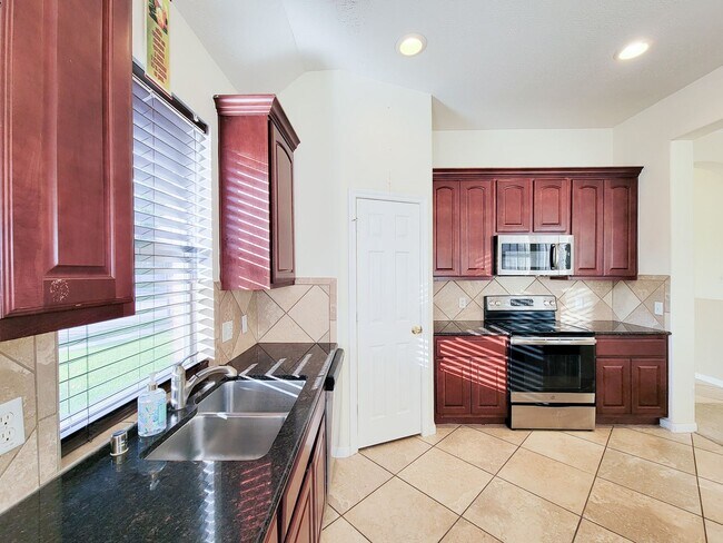 Building Photo - Fantastic looking 4 bedroom and 2 bathroom home in a great neighborhood nestled in the heart of S...