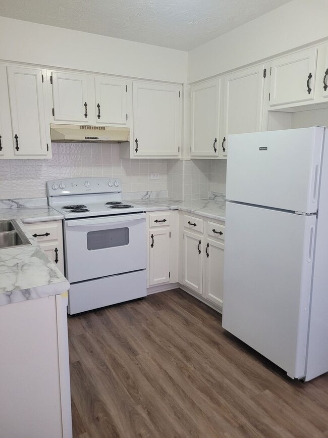 Building Photo - 3 Bed 1.5 Bath Townhome Available Now!