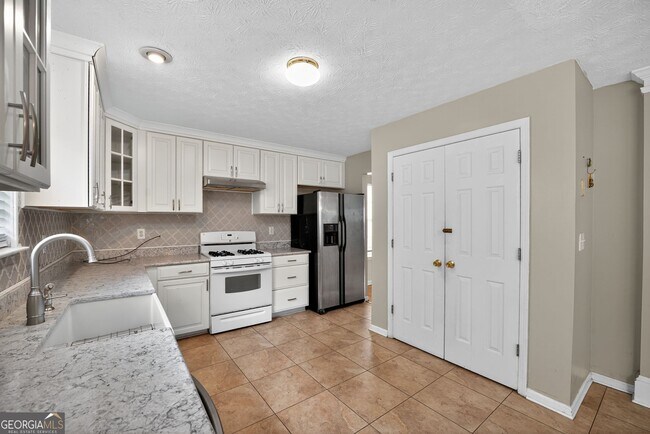 Building Photo - 245 Vaness Dr