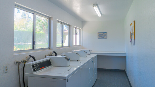 Building Photo - 510 N Villa Ct