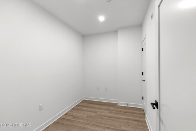 Building Photo - 180 Morris Ave