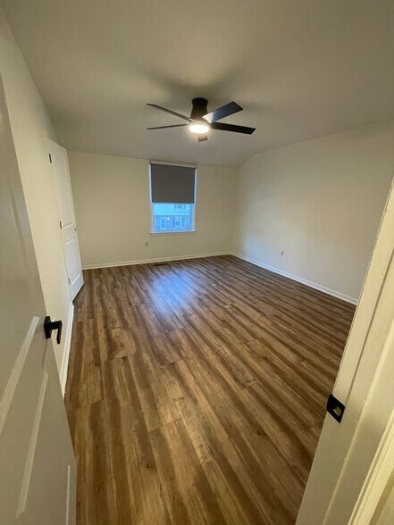 Building Photo - 101 Royal Forest Ct