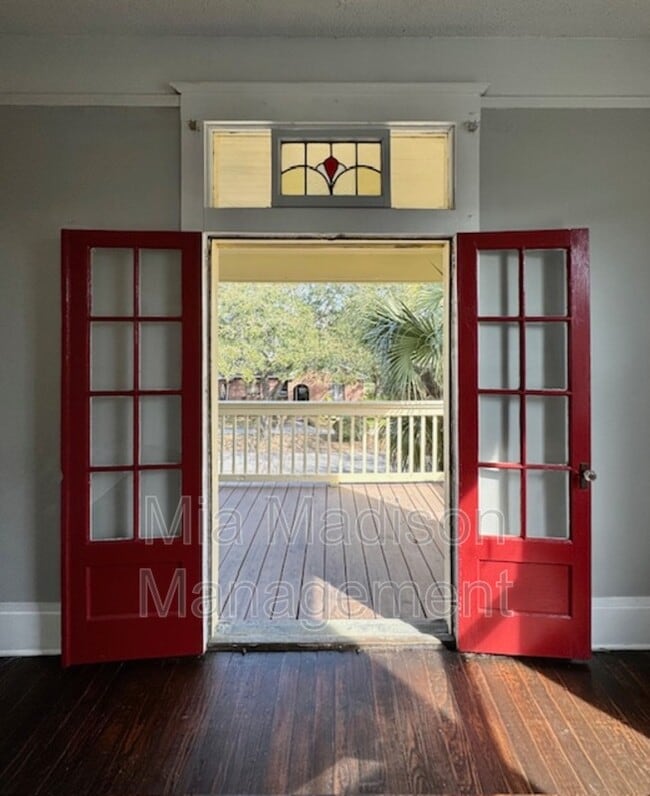 Building Photo - 1203 1/2 E Henry St