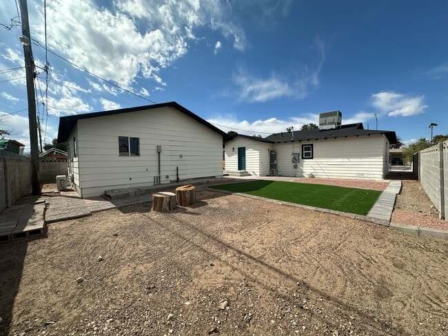 Building Photo - 1032 E Hassett Ave