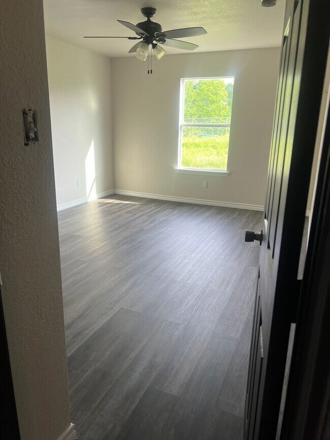 Building Photo - 4 bedroom 2 bathroom house! Housing accepted! MOVE-IN SPECIAL!