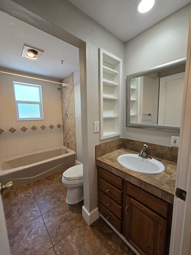 Building Photo - Beautiful Shoreline Home with Extra Outdoo...