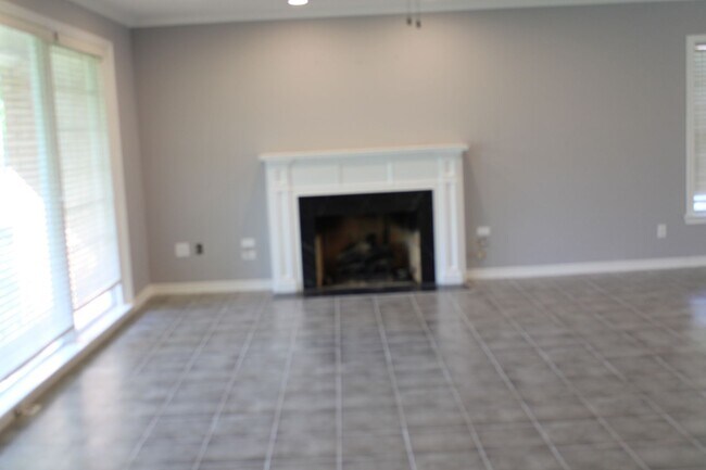 Building Photo - 3 Bedrom 2 bath with a 1 car garage