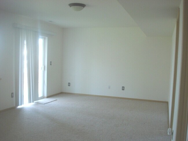 Building Photo - Beautiful 4 Bedroom Home on a Corner Lot i...