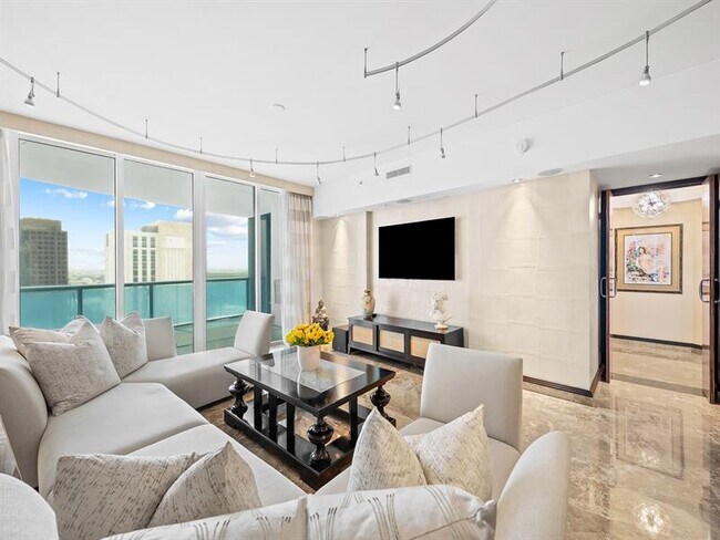 Building Photo - 333 Las Olas Way