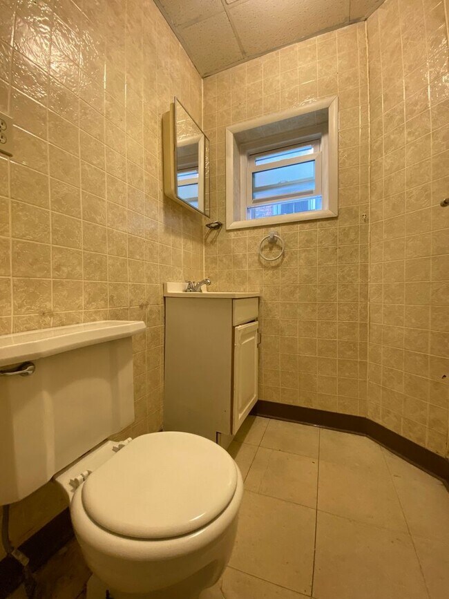 Building Photo - Amazing Two Bedroom in Oakland with a Back Porch - A Perfect Univ. of Pitt Location! Call Today!