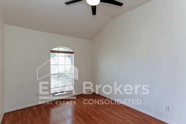 Building Photo - 2802 Southwood Dr