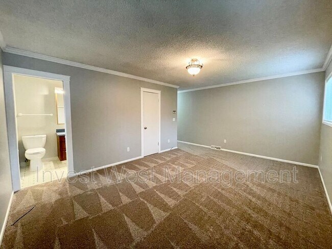 Building Photo - 6224 NW Dogwood Dr