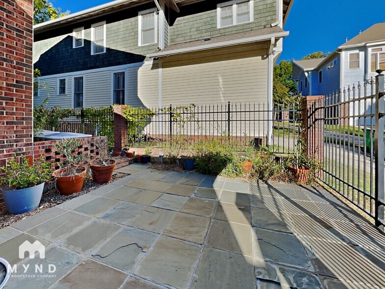 Building Photo - 711 E 9th St