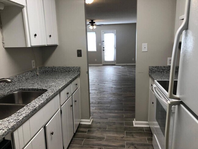 Building Photo - Charming 2BR Condo with Granite Countertops, Pool Access & Included Lawn Care