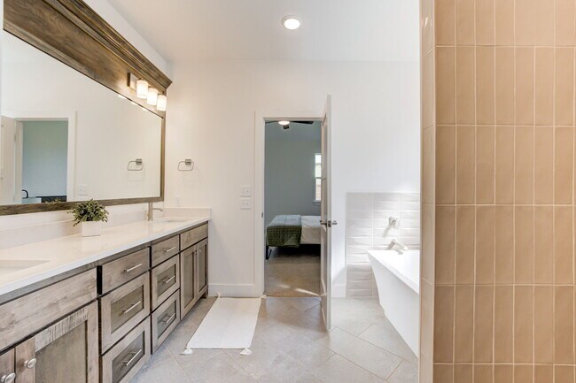 Building Photo - 14720 Avignon Ln