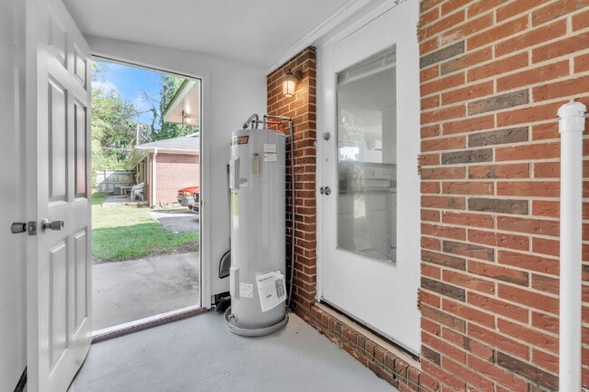 Building Photo - Newly renovated 2 BR / 1 BA Duplex in hear...