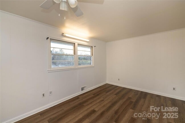 Building Photo - 44261 US-52