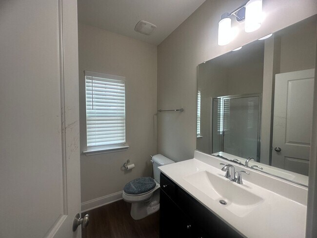 Building Photo - Spacious 4BR 3BA home in Northern Greensboro