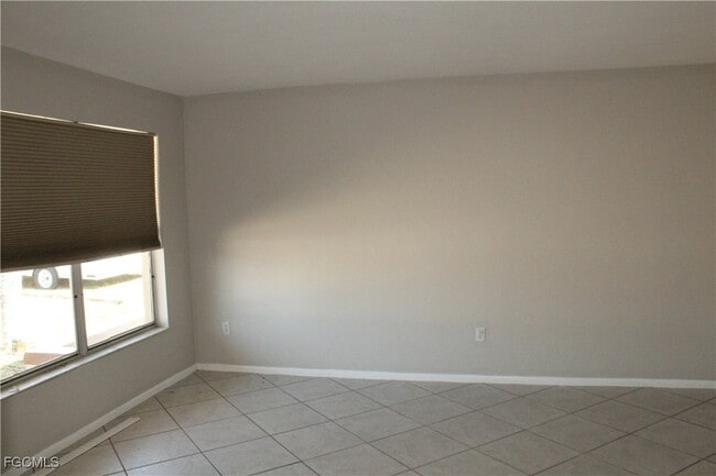 Building Photo - 511 SE 5th Pl