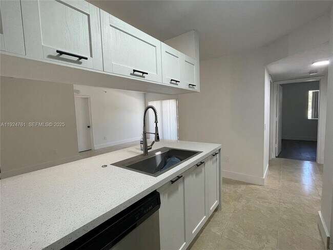 Building Photo - 410 S Park Rd