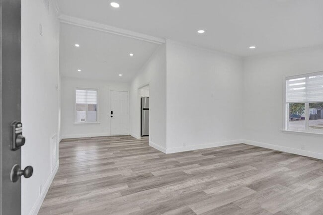 Building Photo - 229 SW 1st Ave