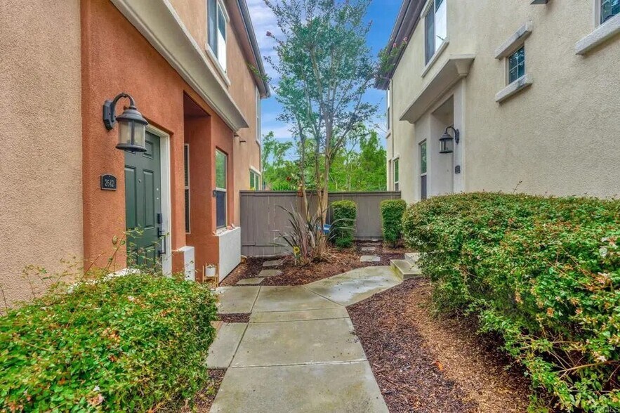 Building Photo - 2642 Bellezza Dr