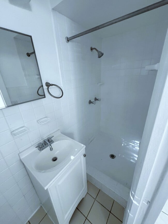 Building Photo - For Rent Beautiful 4-Bedroom Home with Bon...