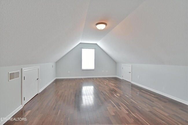 Building Photo - 3032 Oakwood Hills Ln