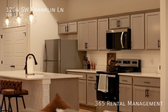 Building Photo - 1204 SW Franklin Dr