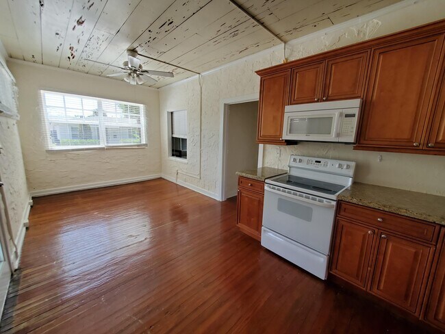 Building Photo - 301 Central Dr