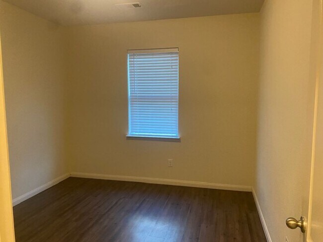 Building Photo - Awesome in Anna