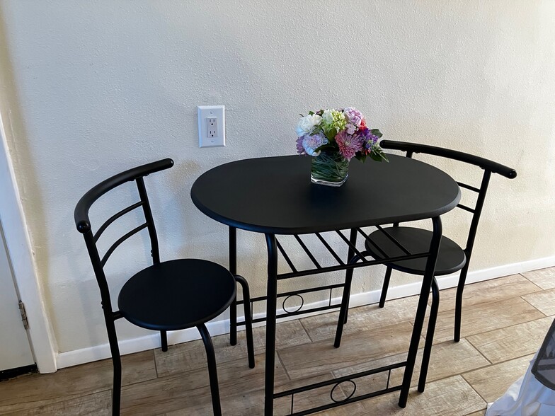 Table and chairs - 7928 Calle de la Plata