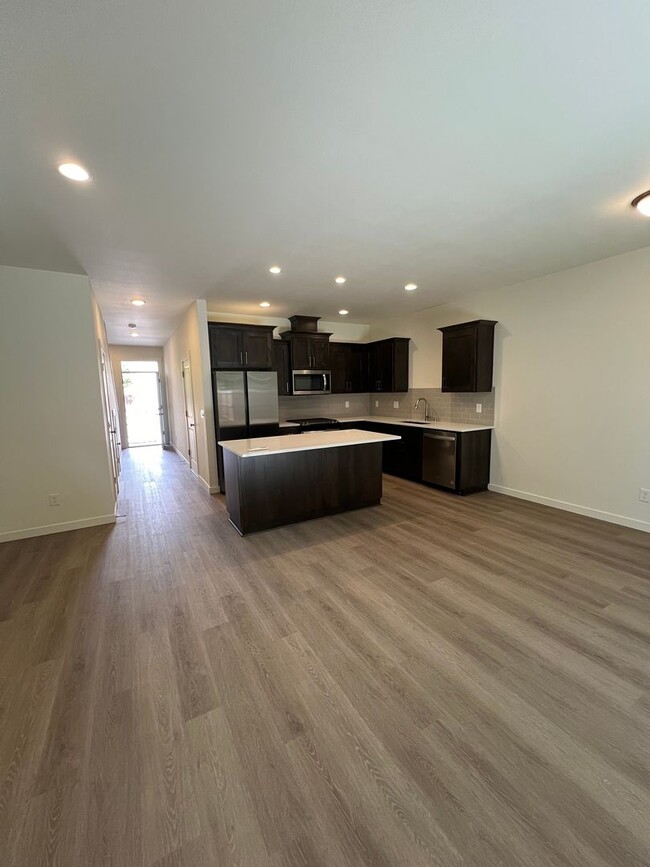 Building Photo - Brand new beautiful townhome in Vancouver!...