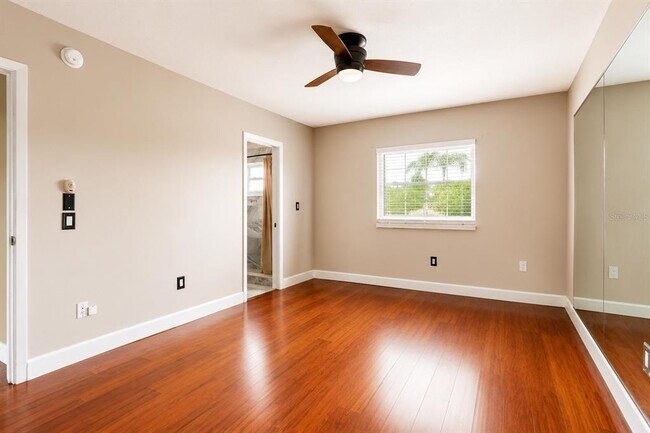 Building Photo - 8804 Bay Pointe Dr
