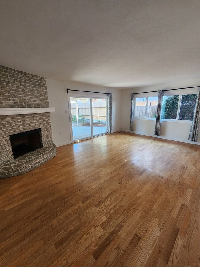 Building Photo - Adorable Single Level 3 Bed, 2 Bath Arroyo...