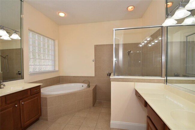 Building Photo - 17 N Village Dr