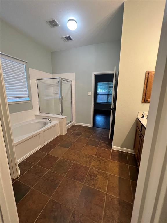 Building Photo - 600 Spanish Oak Terrace